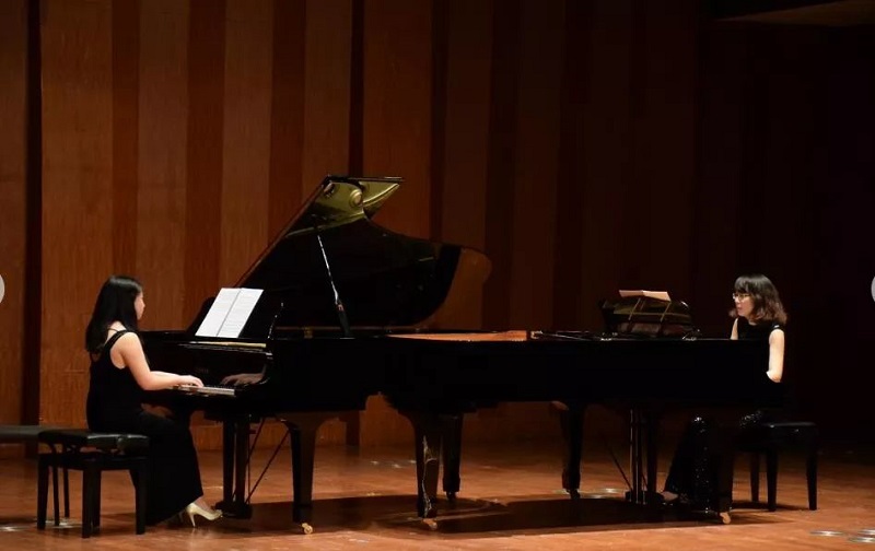名曲双钢琴炫技斗琴音乐会《猫和老鼠》双钢琴演奏是钢琴合作的艺术